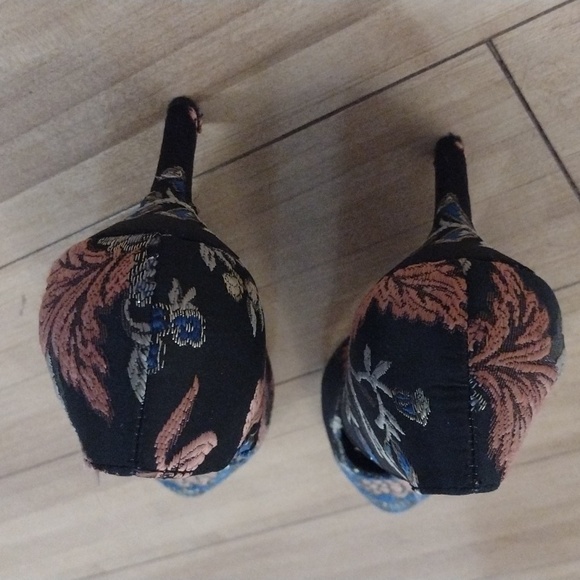 Charles David Embroidered Pumps - Picture 4 of 7